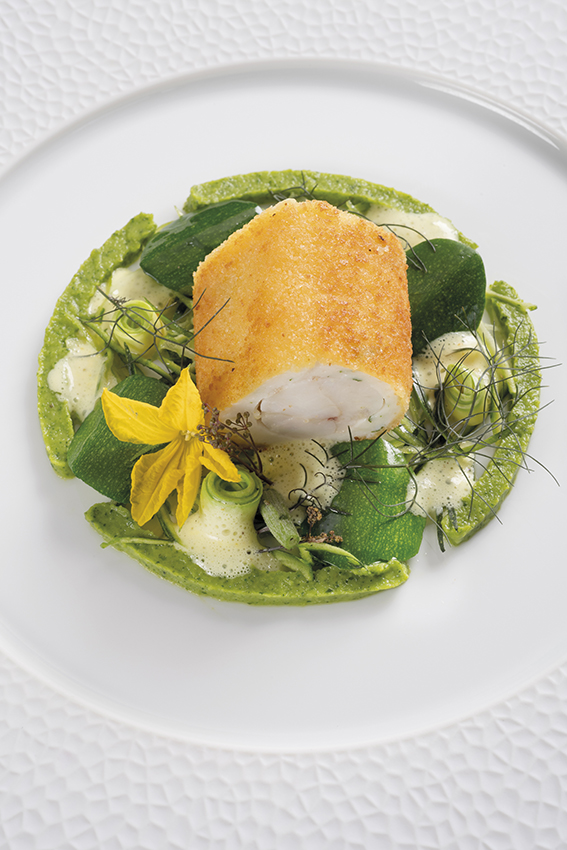Lotte cuite en vapeur douce et panée curry, courgette et livèche
