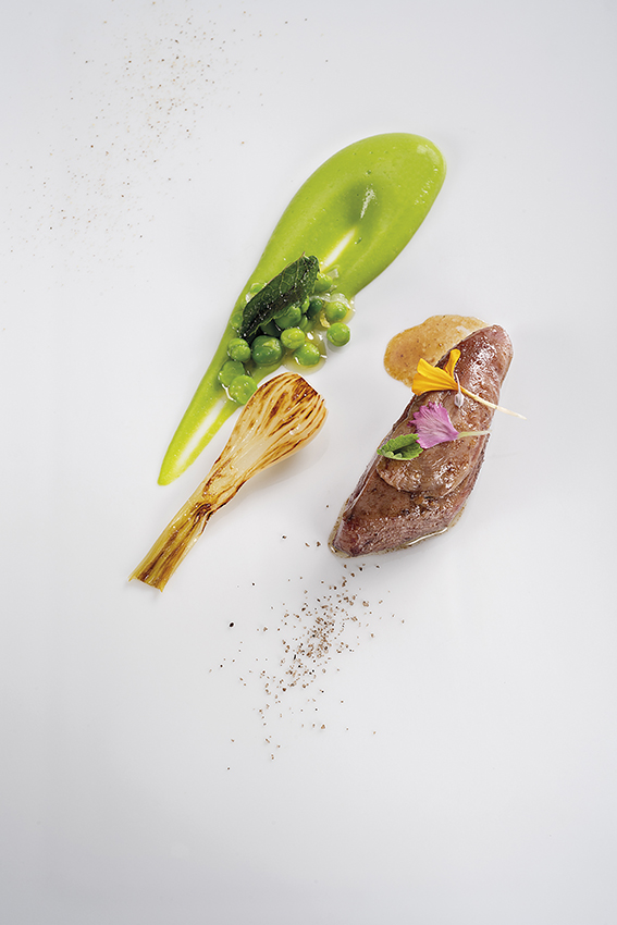 Pigeon, poché-rôti, petits pois et menthe