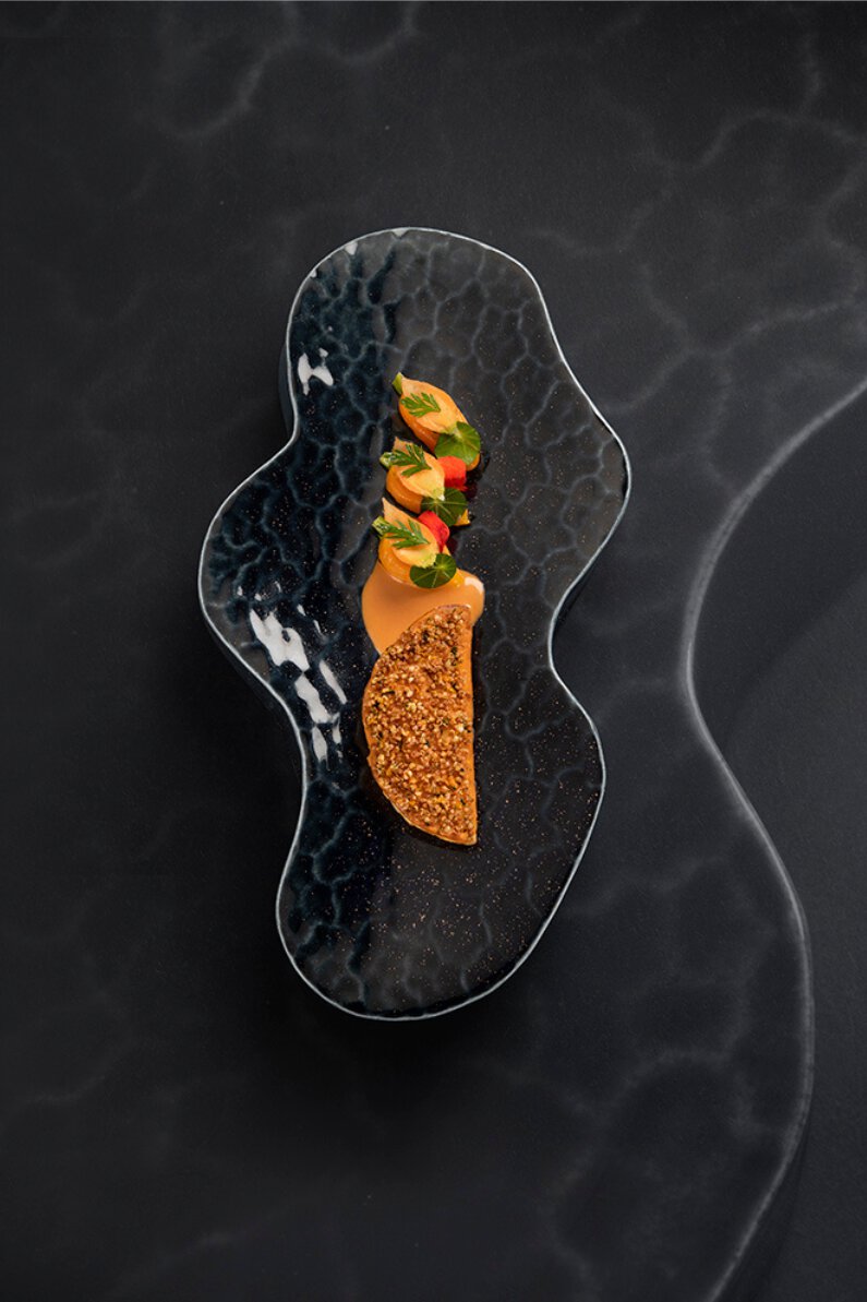 Crêpe soufflée de brochet, quinoa croustillant, carotte et capucine