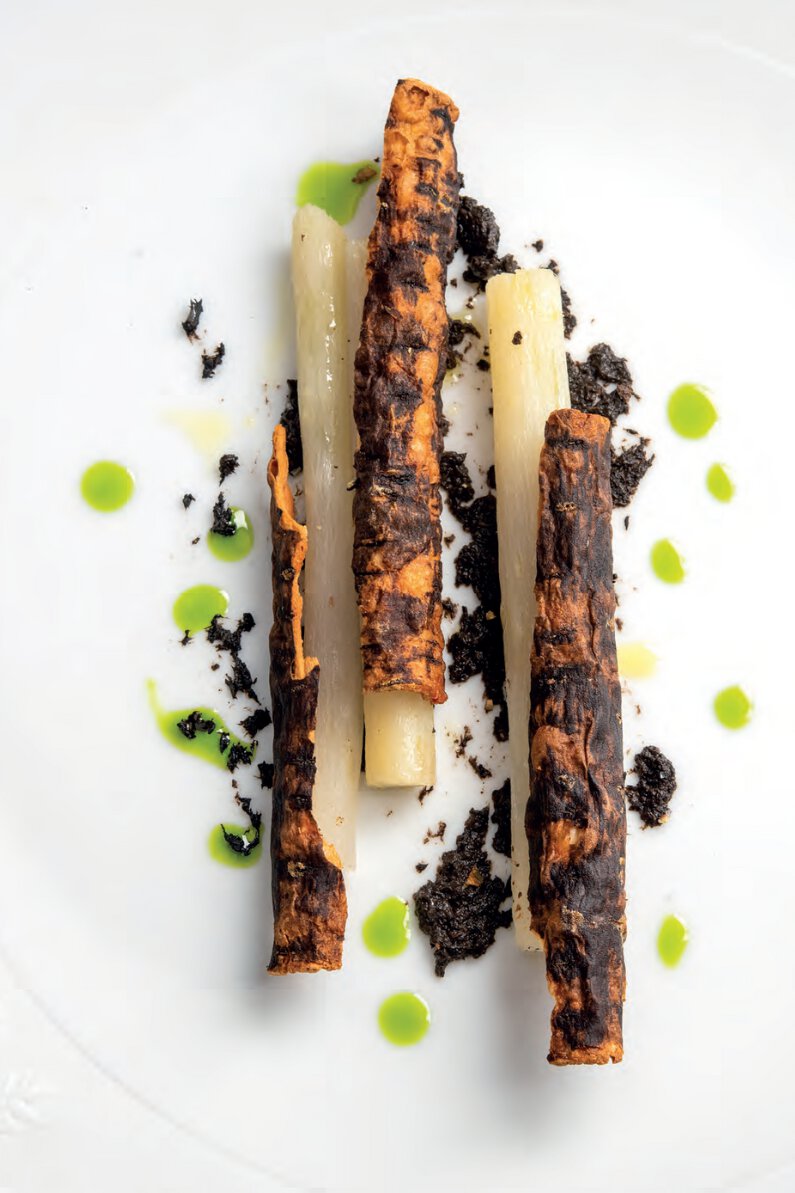 Écorce de scorsonère, pâte à tartiner de truffe noire et trompette des morts, grué de cacao et huile de persil