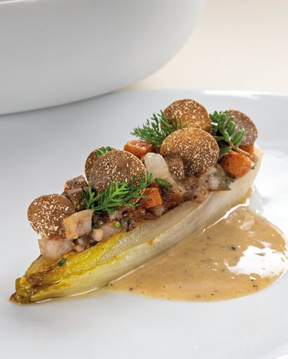 Endive, pied et oreille de cochon, vinaigrette tiède à la truffe dans l’idée d’une endive au jambon