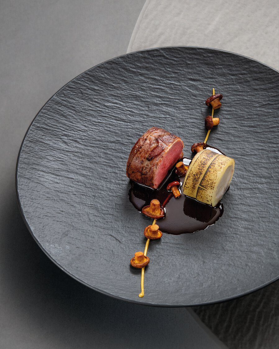 Filet de boeuf lardé et rôti au binchotan, compression de foie gras et anguille fumée