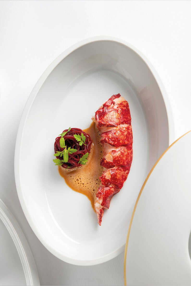Homard de casier grillé aux aiguilles de pins, betteraves, sauce corail