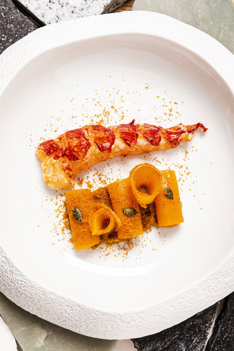 Homard grillé, courges de carrières-sur-seine, pistou de graines de courge