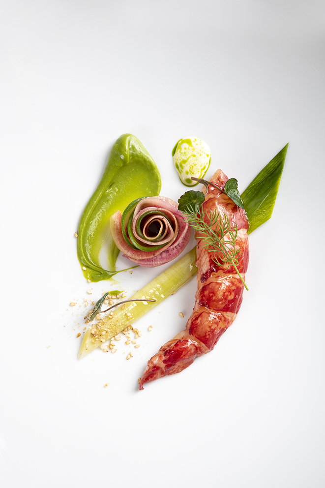 HOMARD LAQUÉ Émulsion miso, fleur de radis, sauce féroce