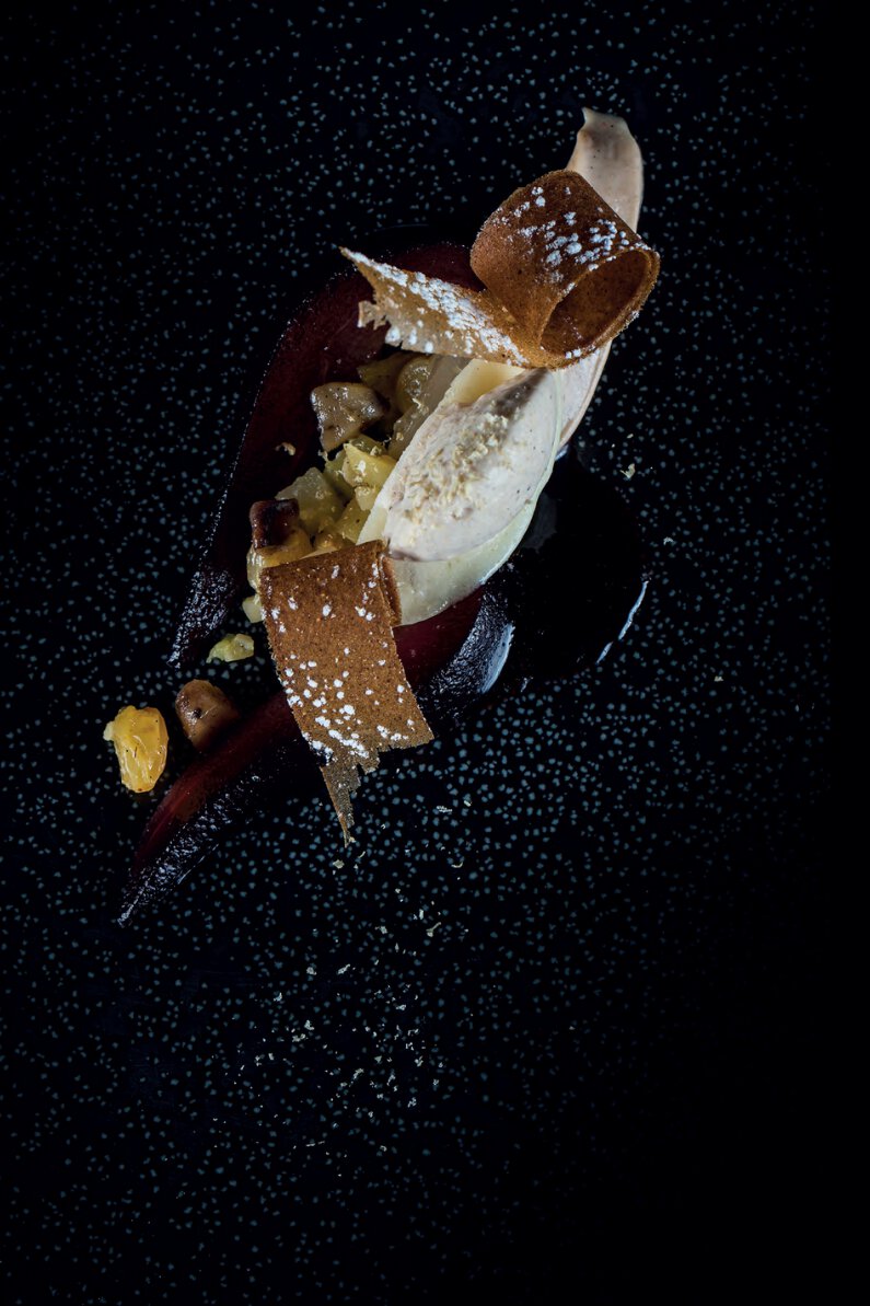 La poire châtaigne, poire ivre de vin, crème de châtaignes grillées à la braise, sorbet poire à l’anis vert