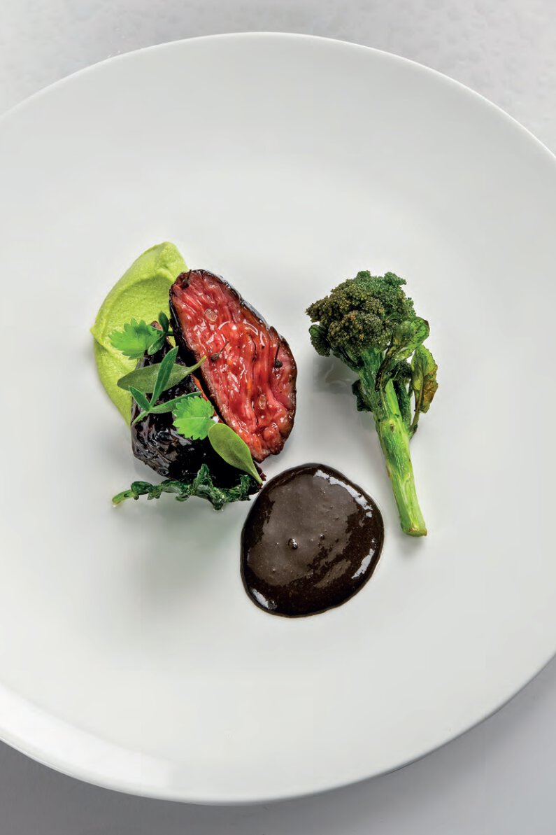 L’onglet de boeuf à la flamme, clin d’oeil à monsieur roure, brocolettis, criste marine, jus de boeuf à l’ail noir