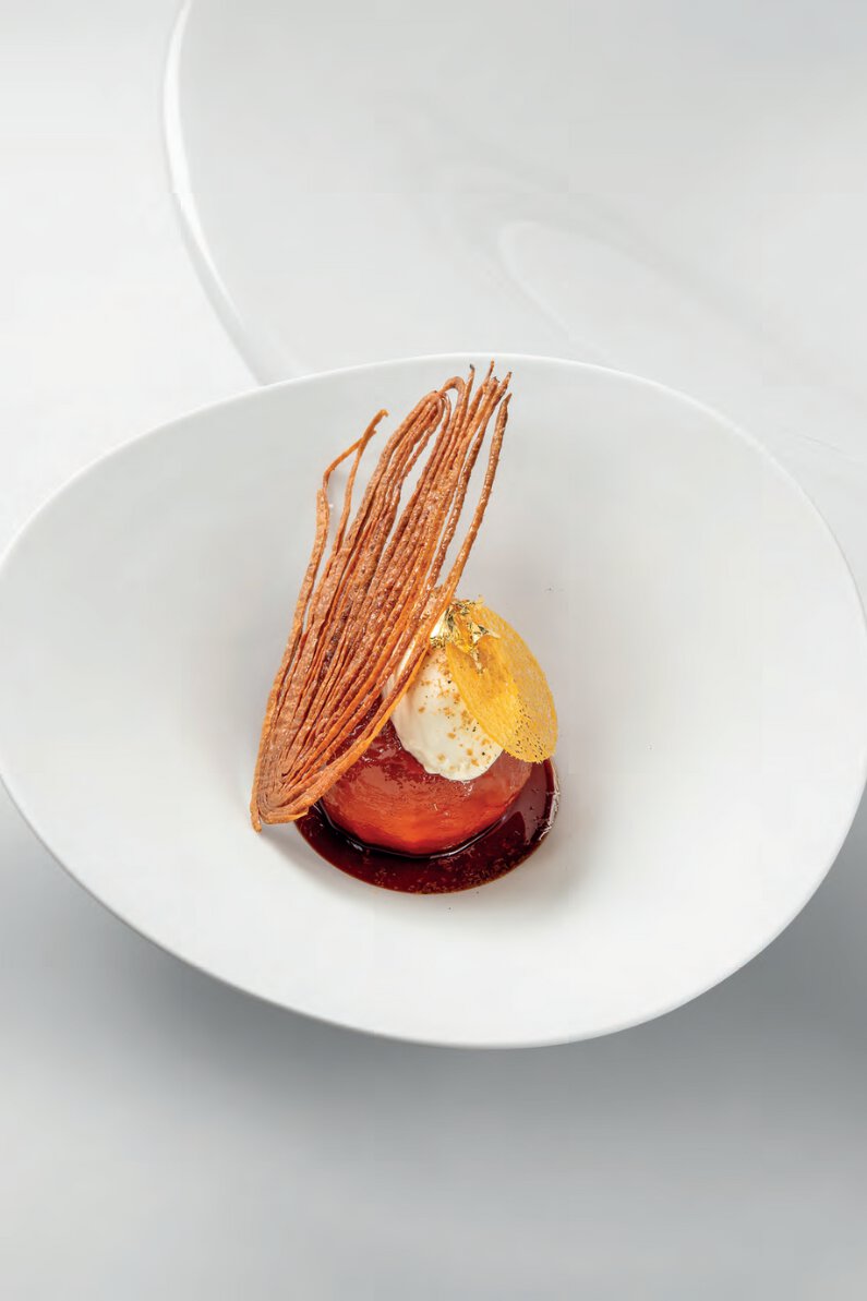 Pomme fondante caramélisée, arlette croustillante, crème crue et fève de tonka