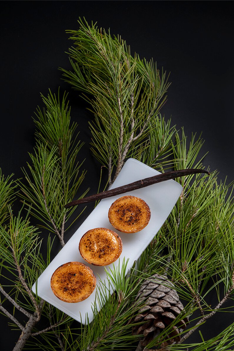 Crème caramélisée aux pins, vanille de tahiti et tamarin
