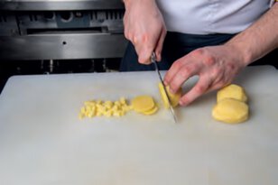 Piémontaise de pommes de terre en fine tartelette poutargue et oeufs de truite