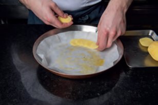 Pommes anna et daurade cuite au naturel, crevettes grises croustillantes et chutney de dattes