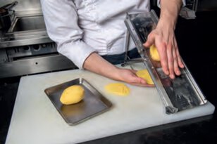 Pommes soufflées au caviar osciètre, tartare de veau