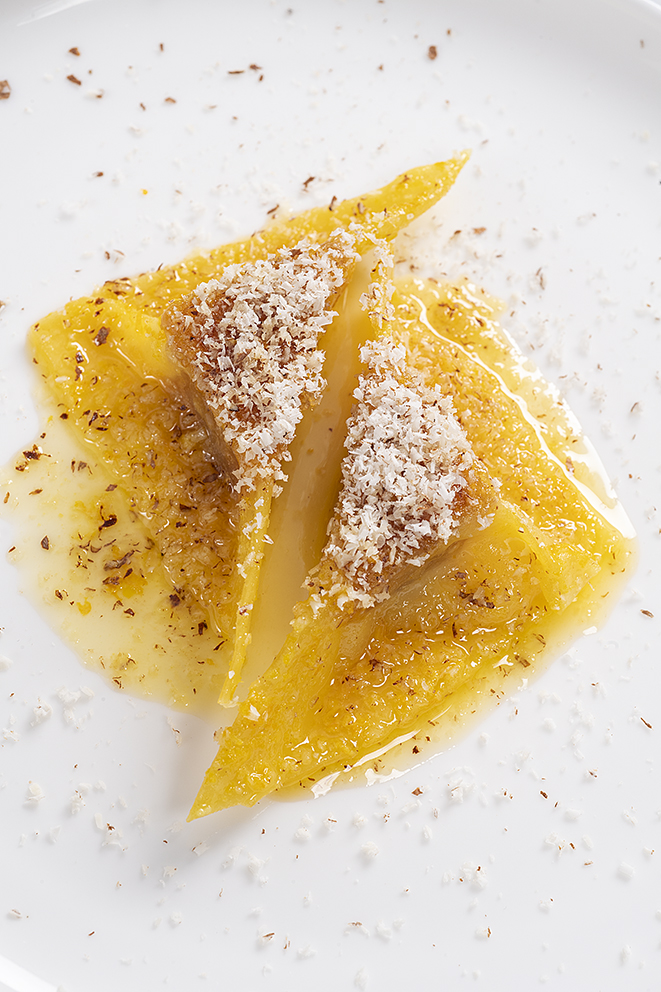 Glace au babeurre, courge cuite au four sous une tuile croustillante, une raviole suzette truffée