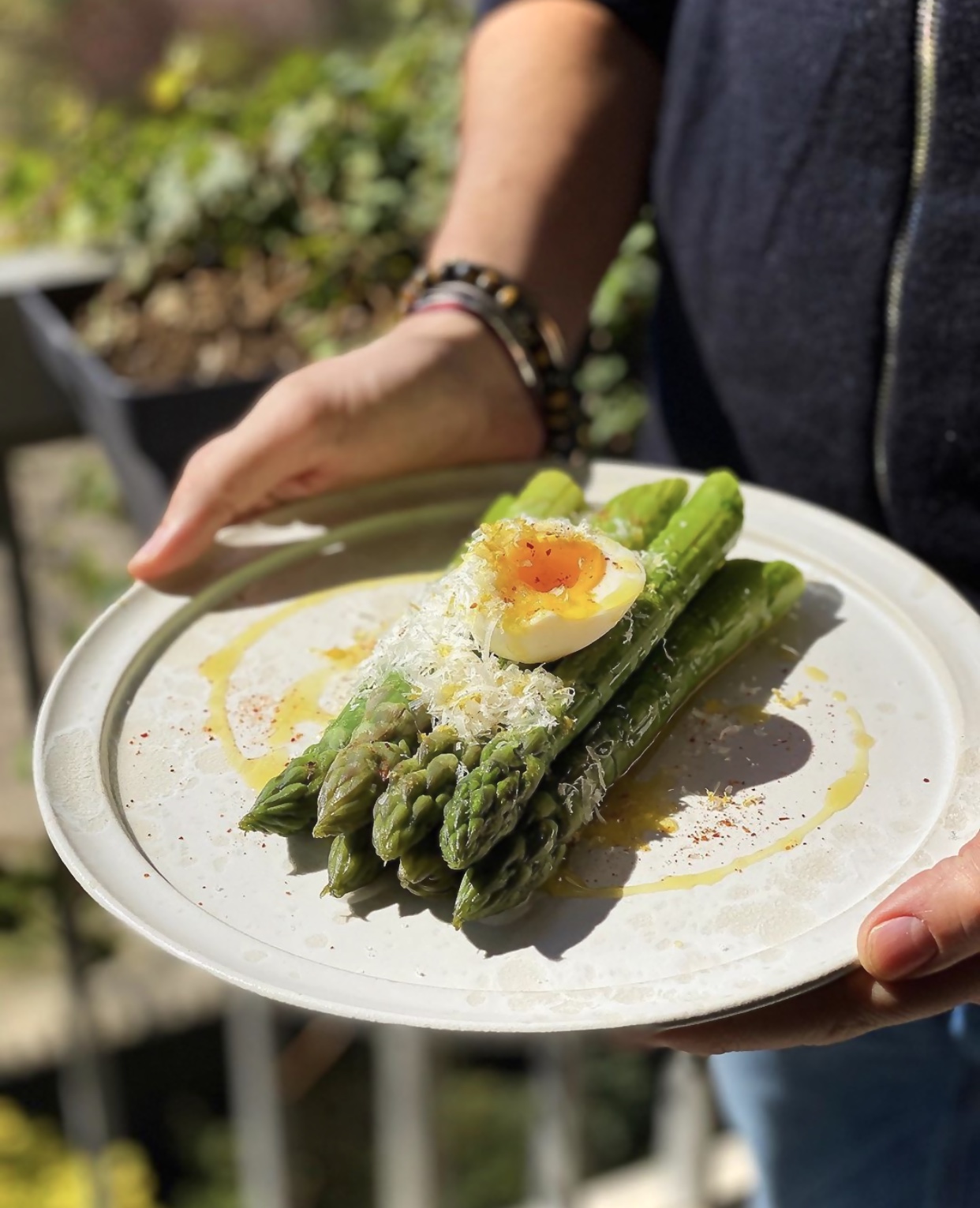 Asperges vertes acidulées, parmesan et œuf coulant