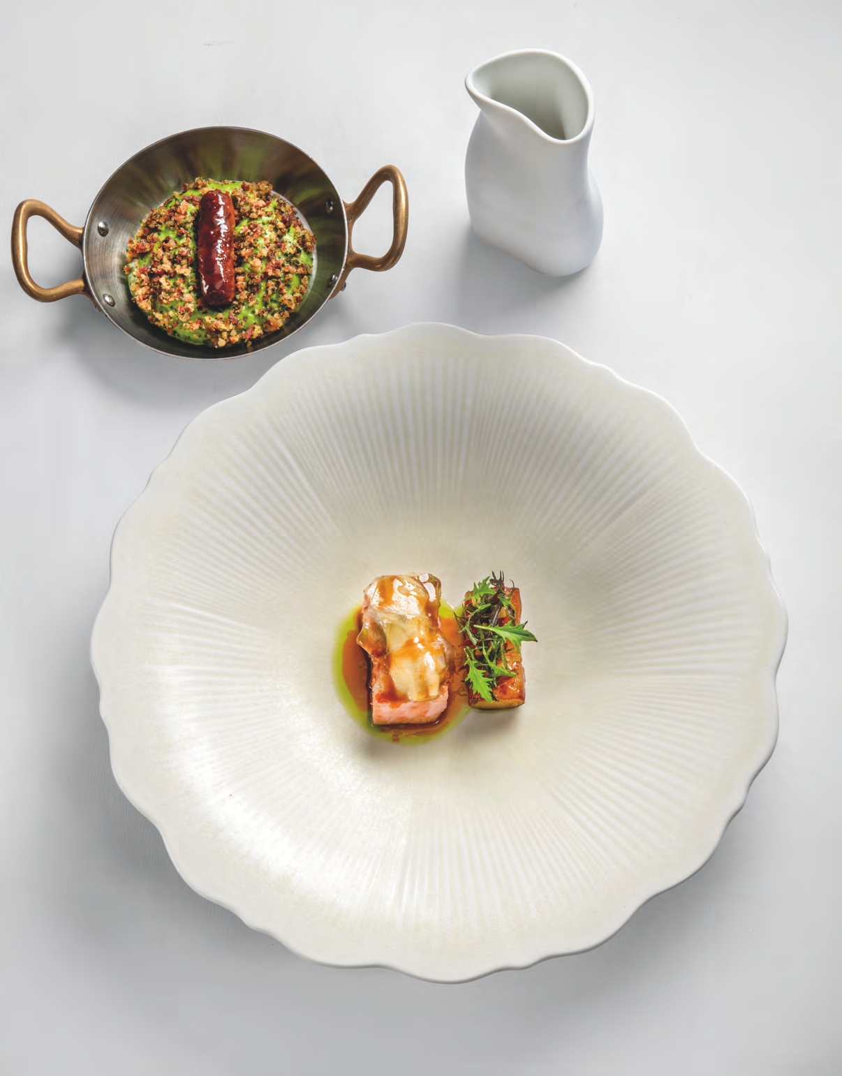 Porc noir de bigorre en millefeuille, pommes sarladaises, charcutières