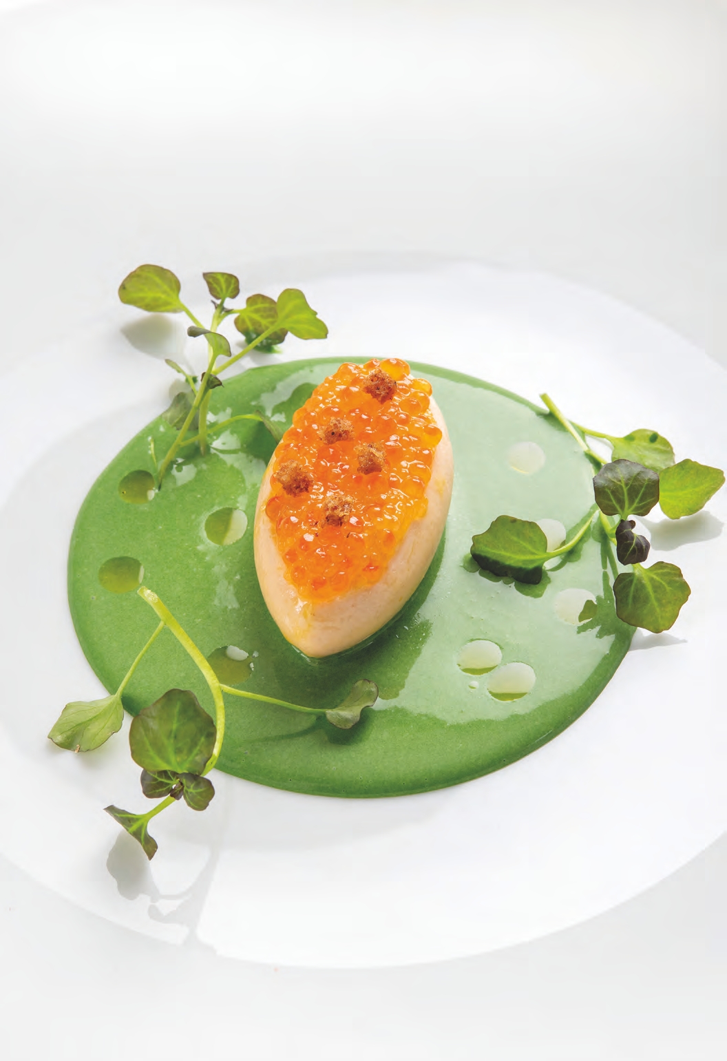 Quenelles de saumon glacées d’un beurre blanc aux oeufs de brochet fumés, crème d’oseille