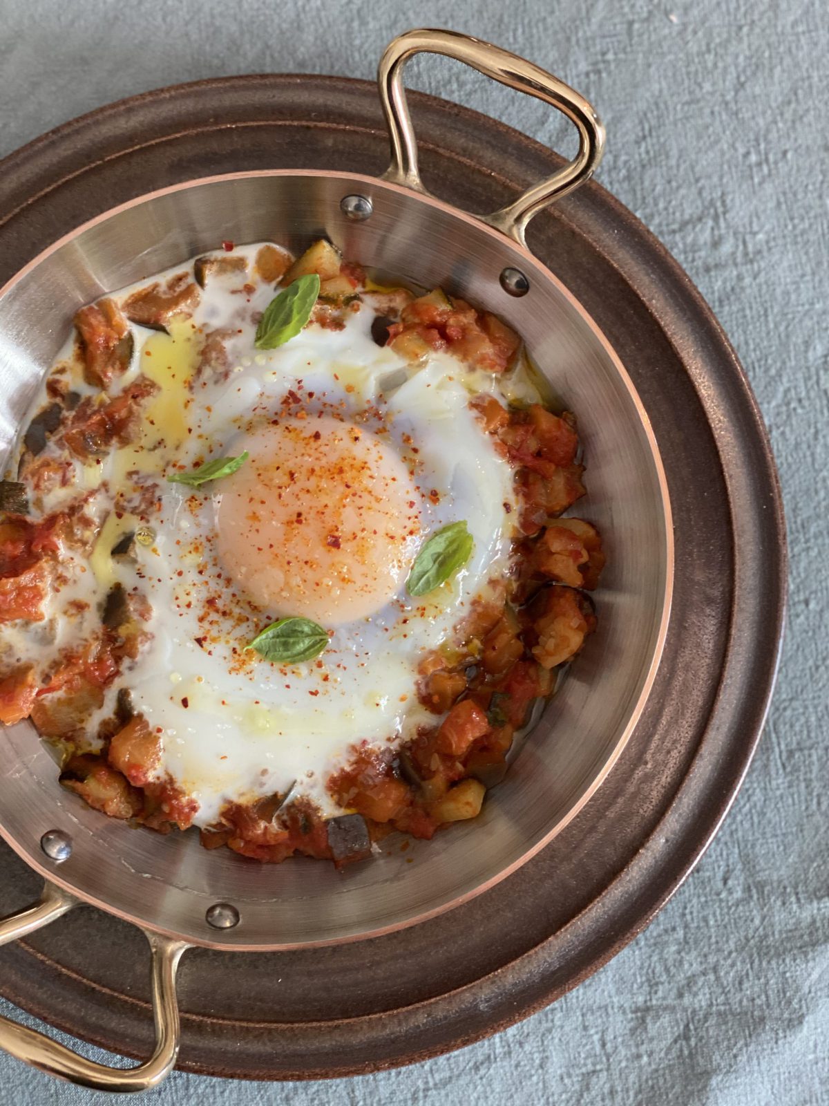 Légumes cuisinés au cumin, œuf cassé