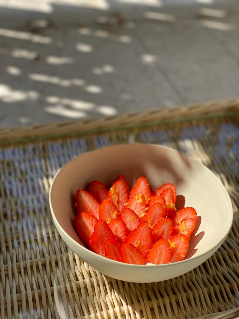 Salade de fraises à la fleur d’oranger, crème légère