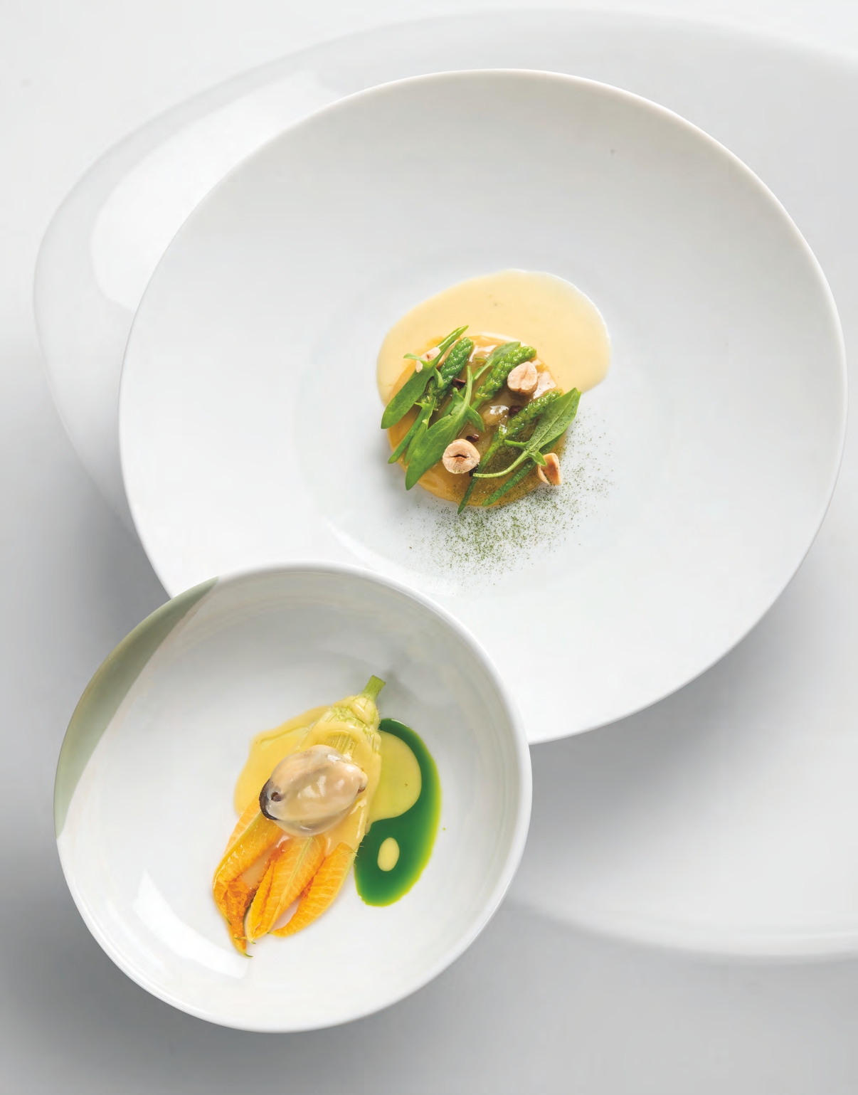 Raviole d’aubergine aux aromates,     sauce parmesan, fleur de courgette,  marinière de coquillages