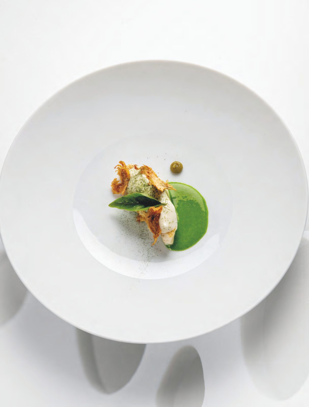 Daurade du grau-du-roi  saisie au beurre noisette,  artichaut poivrade, pousses d’épinards  à l’ail sauce pilpil basilic