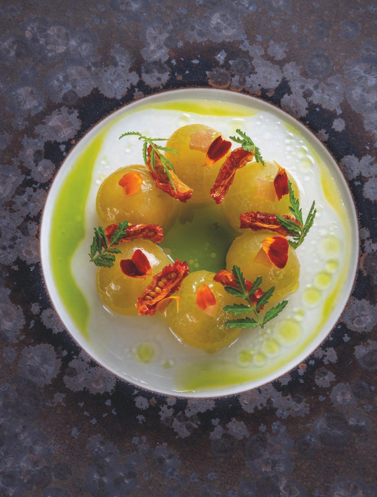 Tomates cerises, rhubarbe pickles, eau de tomate tranchée à l’huile de tagète et absinthe