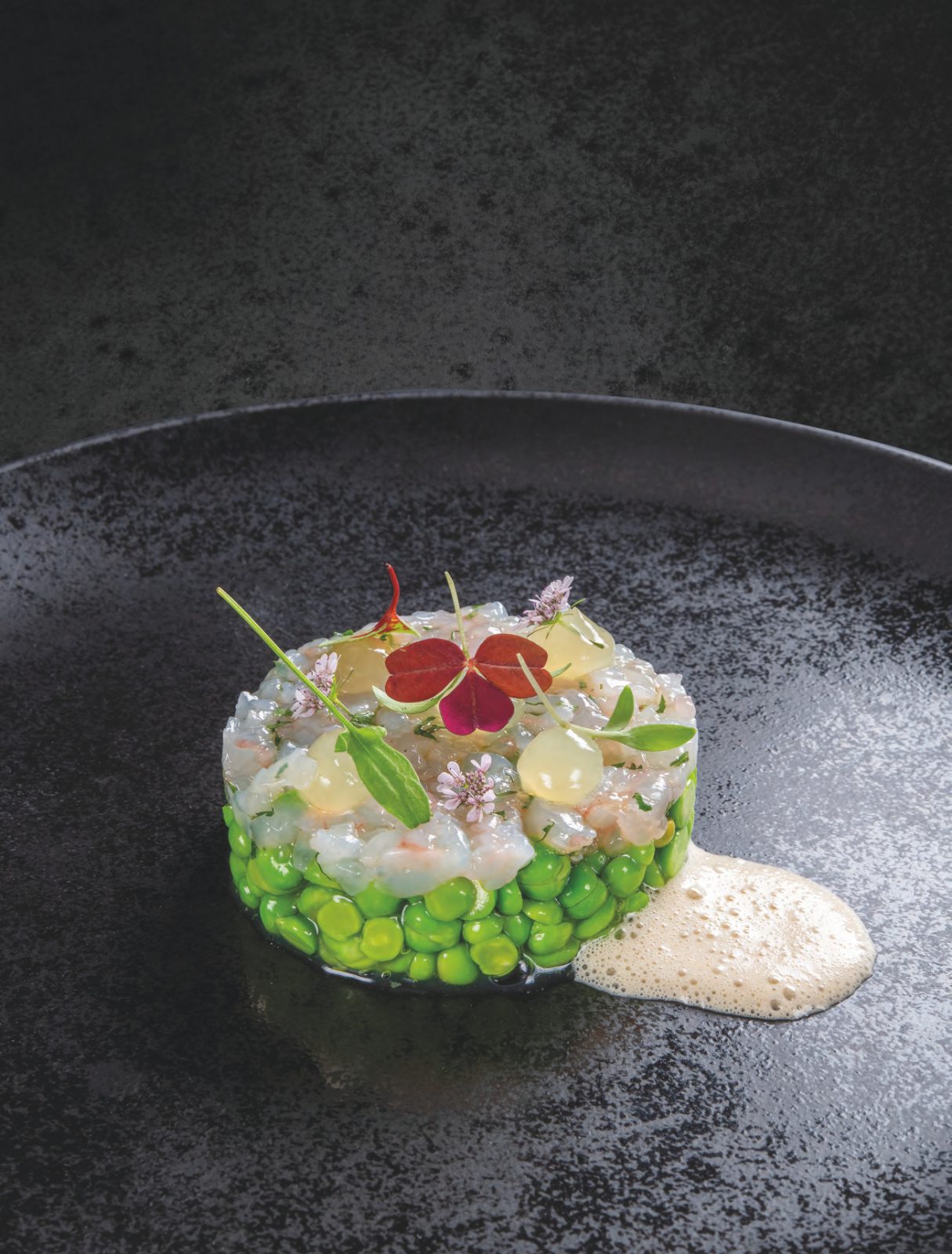 Ceviche de petits pois et langoustines, jus iodé aux huîtres de camargue