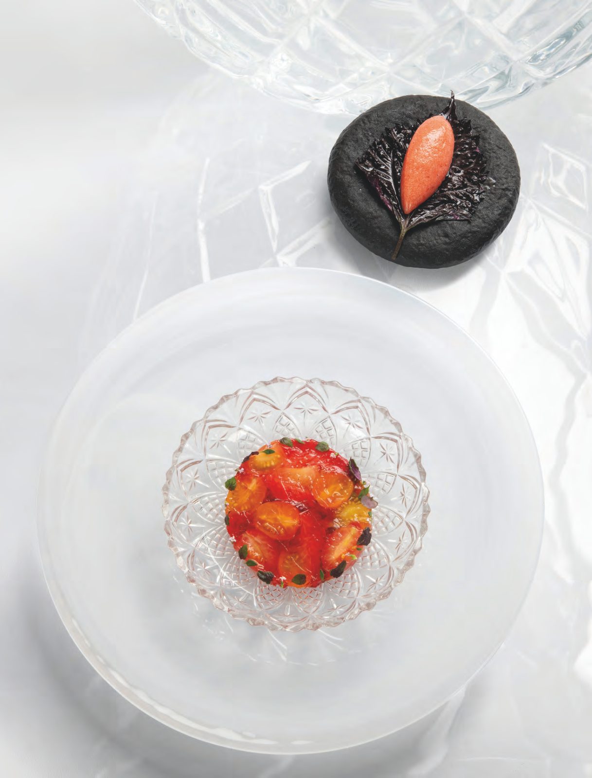 Aspic de tomates cerises, fraises au thym et shiso pourpre