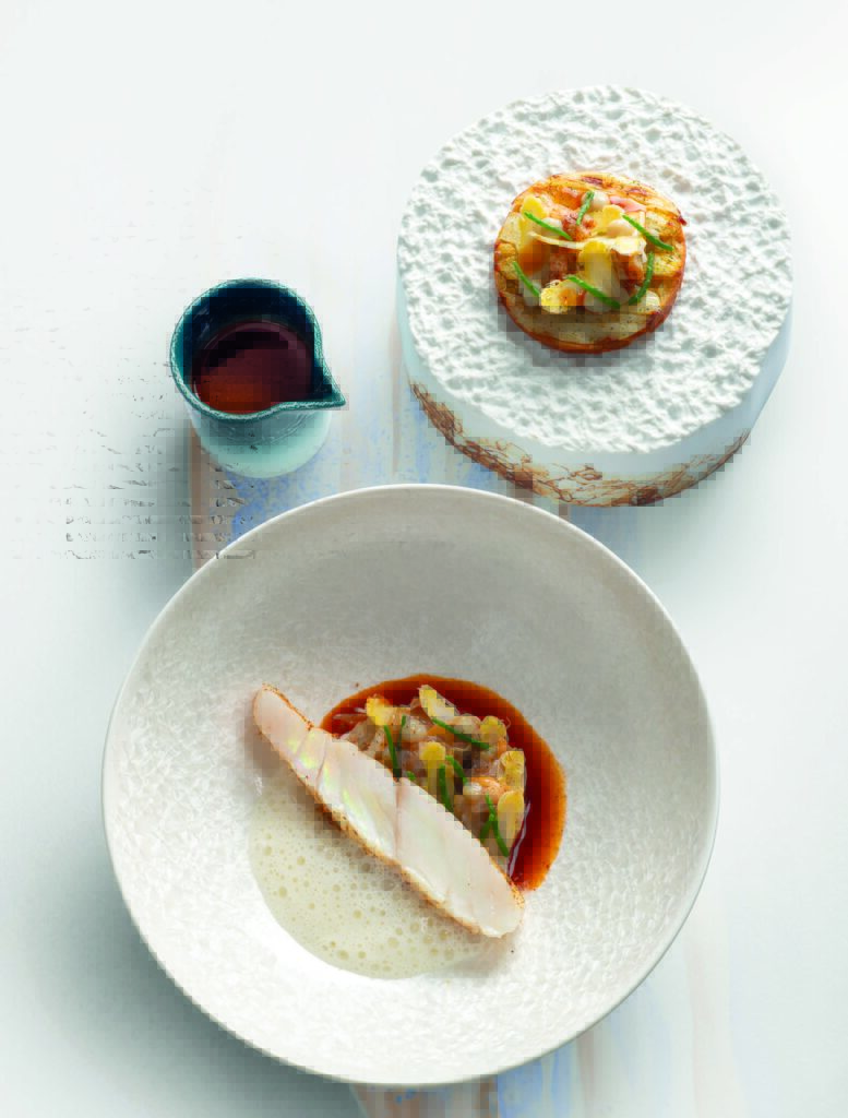 Turbot des deux frères délicatement braisé, asperges blanches et rigadeaux, sucs d’arêtes et cardamome