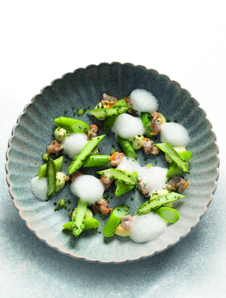 Asperges vertes, coques et émulsion marinière