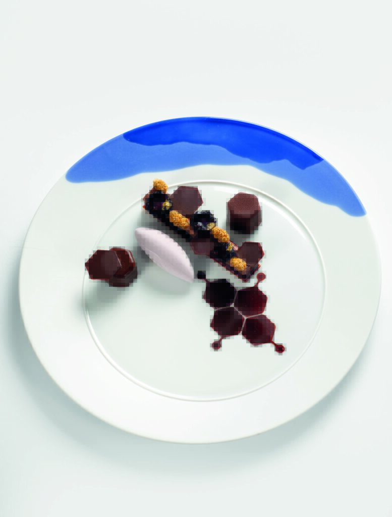 Chocolat en crémeux Alpaco pur Équateur, suprême de mûre ronce et fruit du mûrier, glace à l’ube, cœur de mûre-chocolat