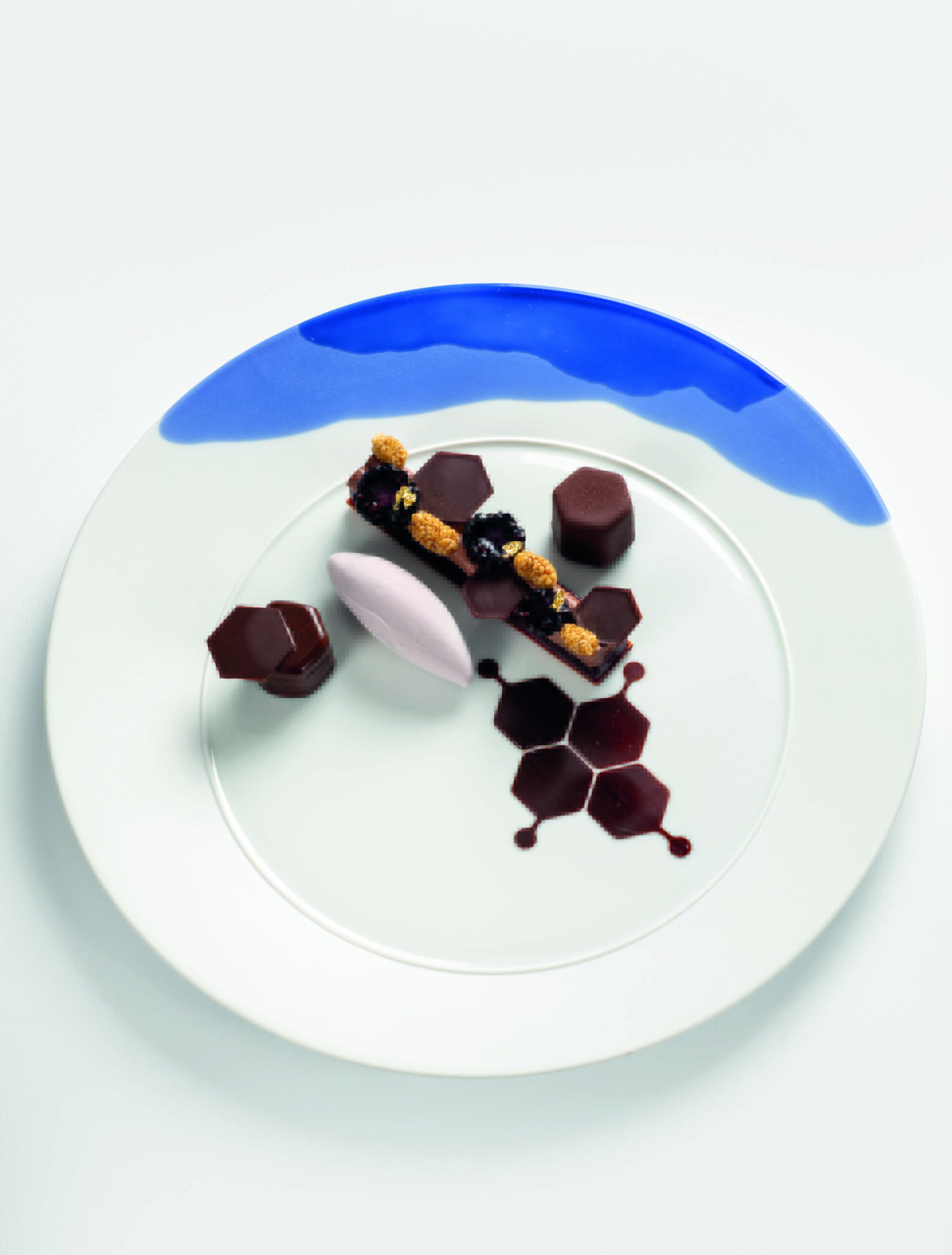 Chocolat en crémeux Alpaco pur Équateur, suprême de mûre ronce et fruit du mûrier, glace à l’ube, cœur de mûre-chocolat
