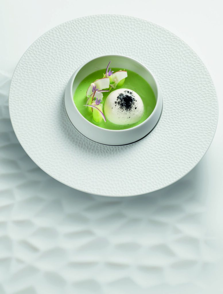 Gaspacho de concombre, ceviche de sériole, mousse au lait de coco poudré de curry noir