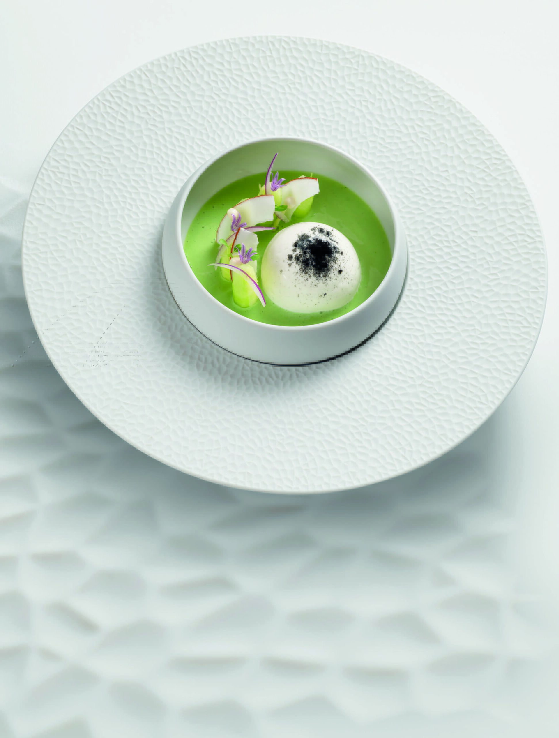 Gaspacho de concombre, ceviche de sériole, mousse au lait de coco poudré de curry noir