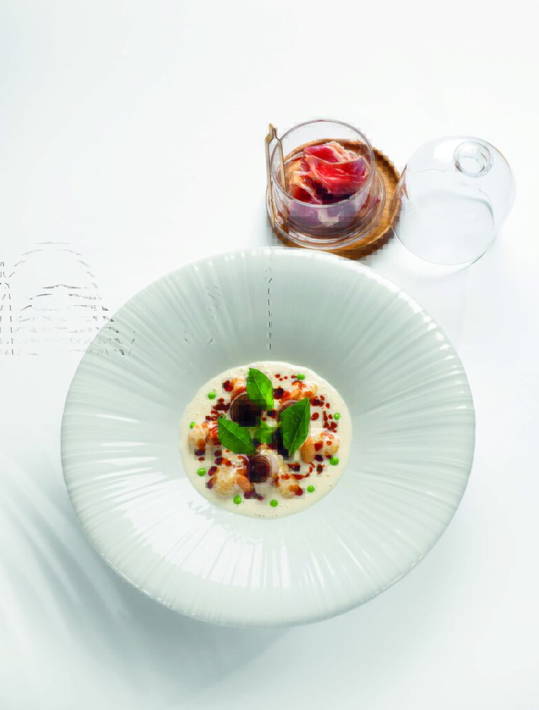 Gnocchis parfumés aux échalotes confites, crème onctueuse au Morbier, copeaux de Cecina de León et noix de cajou