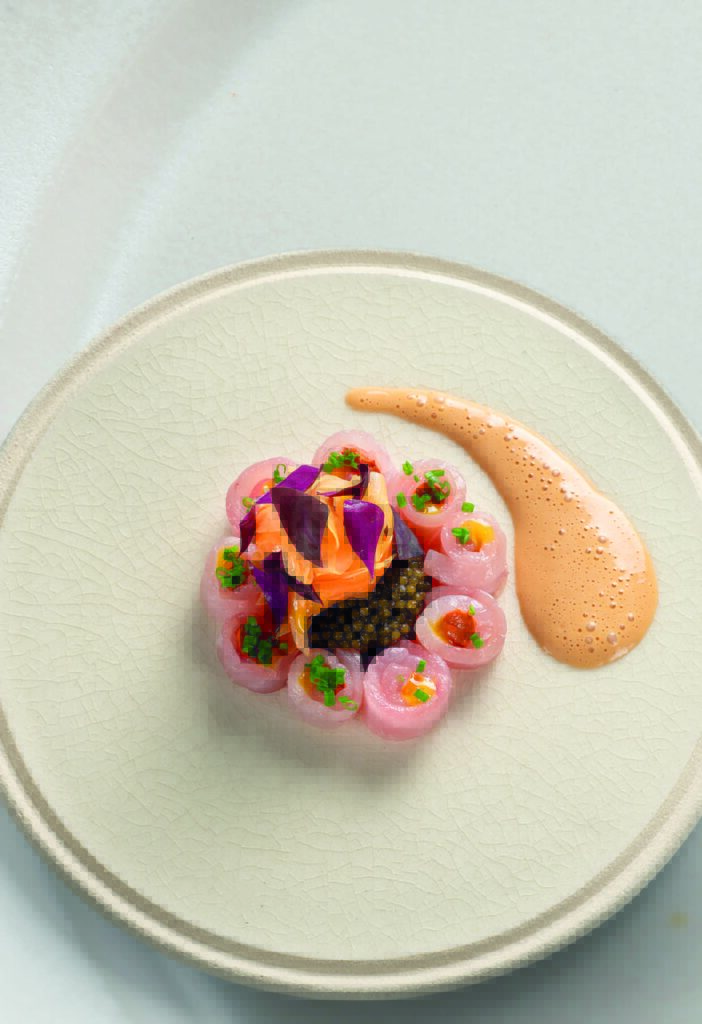Rouget-barbet à cru, gelée de pigeon, caviar osciètre et sauce cardinal