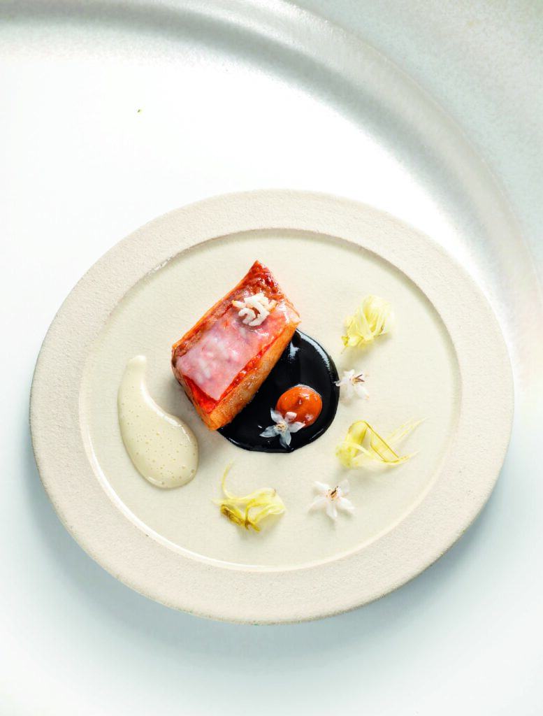 Rouget-barbet cuit au beurre de foie, sauce seiche, lard à l’ail noir et jus de moules