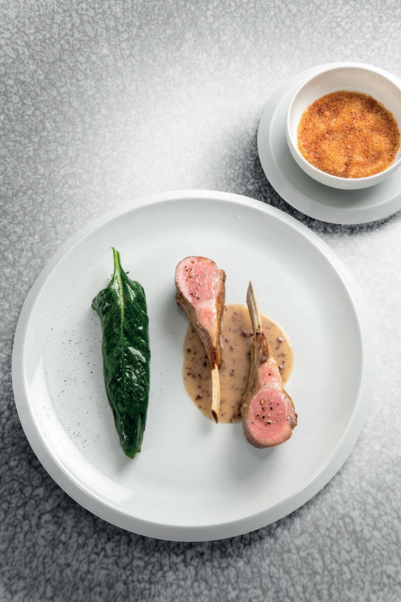 Agneau des pyrénées, épinards muscadés, jus aux olives iodé, gratiné d’huîtres belon et ris d’agneau salés à l’oseille villeroy