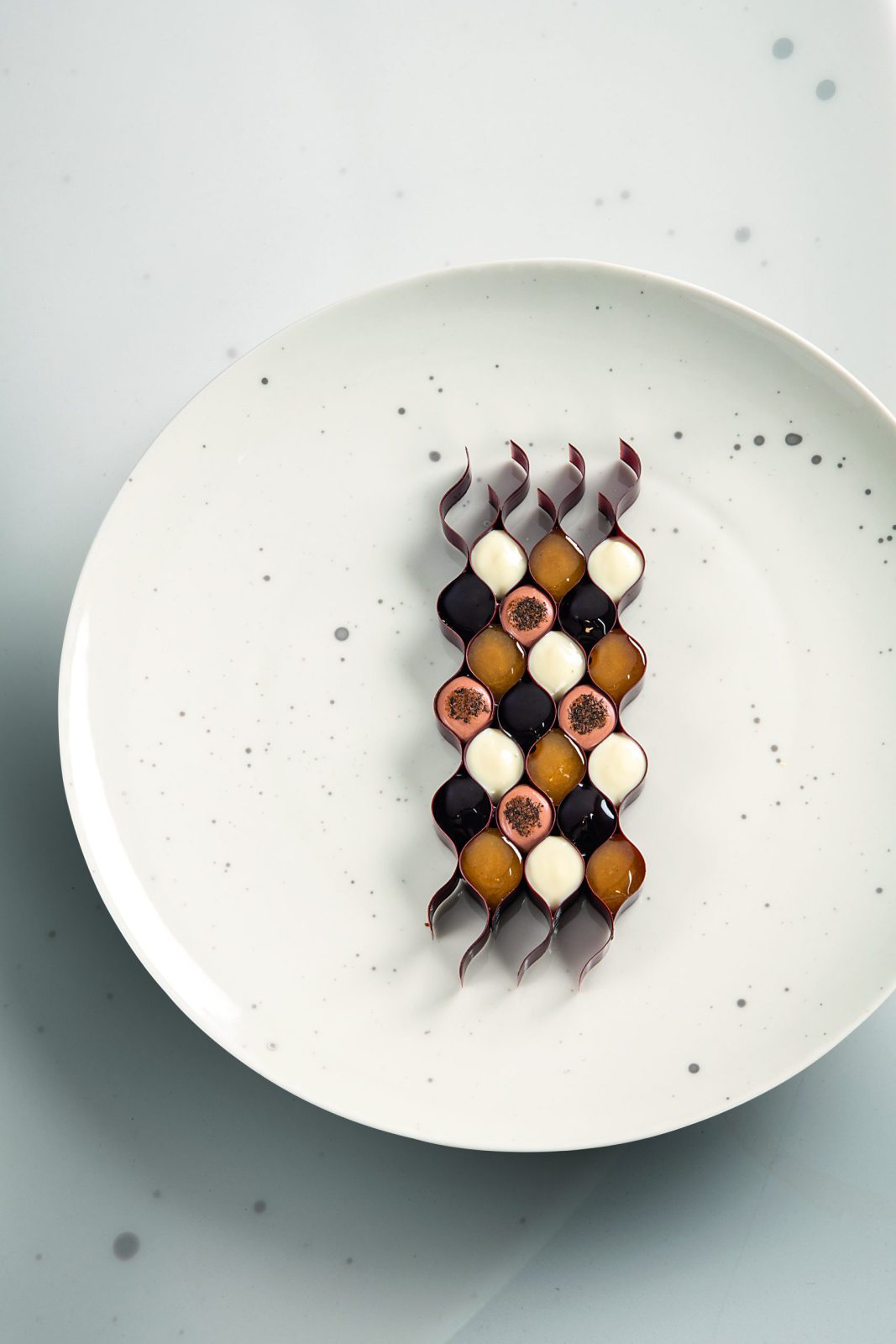 Le chocolat comme un nid d’abeille, miel amer de corse, thé hojicha cubèbe