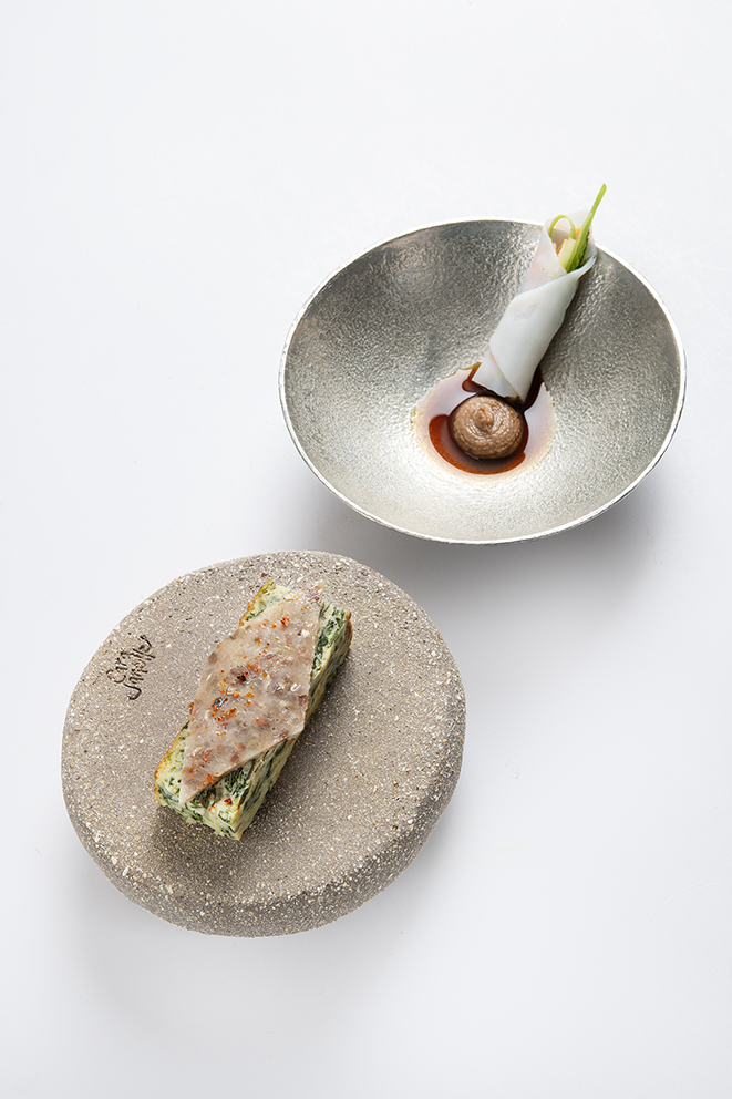 Sardine, trucchia et pralin d’arêtes / seiche, patrelle d’ail, crudités