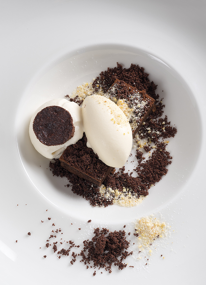 Moelleux au chocolat, glace crémeuse au maïs grillé, mousse de pop-corn
