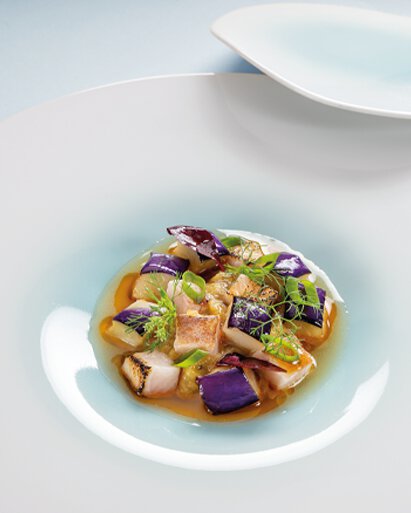 Anguille de camargue, aubergine, bouillon d’arêtes grillées