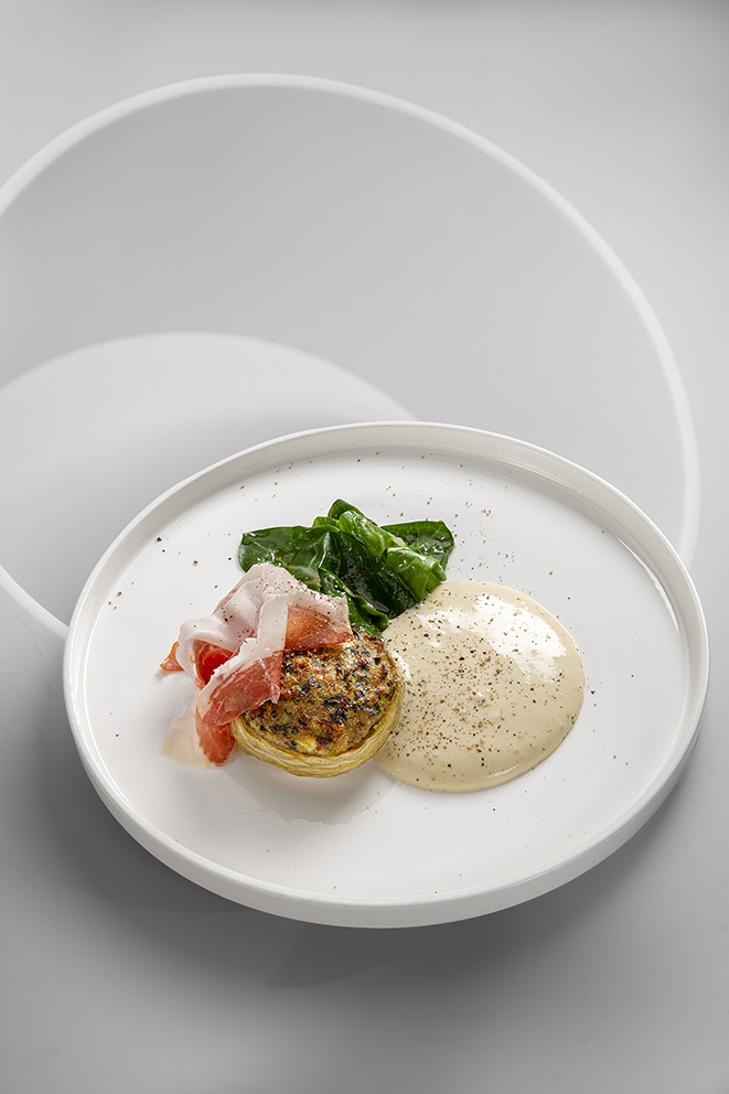 Artichauts farcis, brousse brebis-blette, jambon ospital et espuma « carbonara »