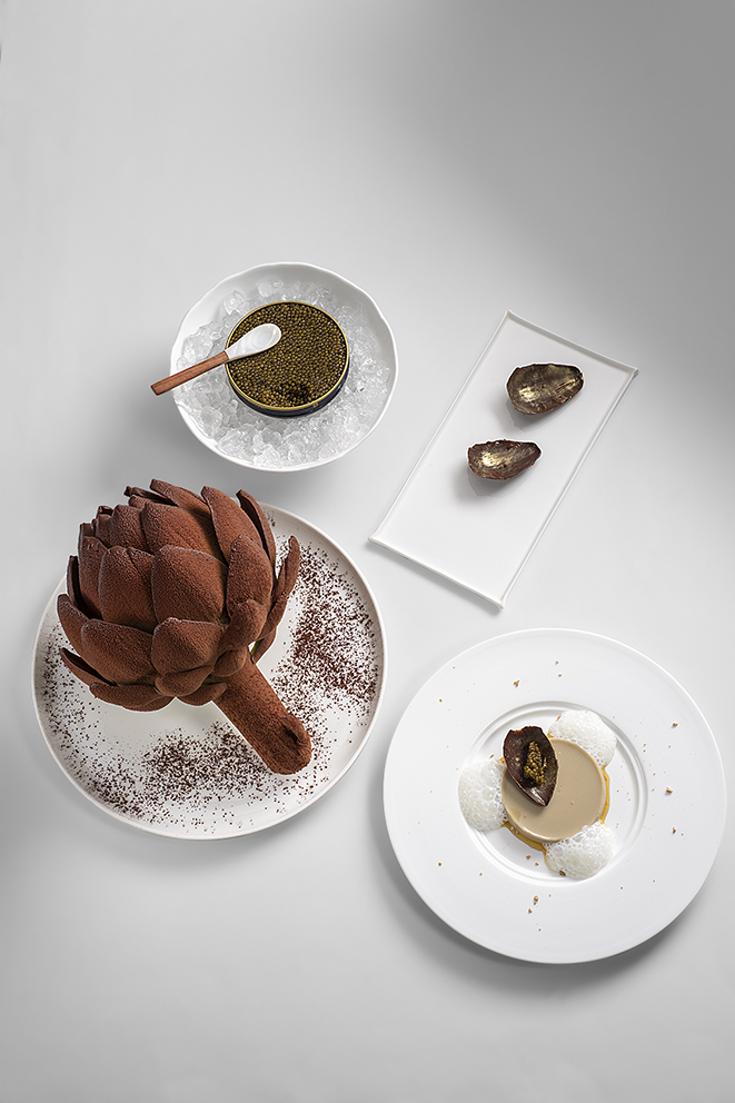Pétales de chocolat à l’or fin aux grains de caviar osciètre, crème prise d’artichaut au caramel d’artichaut, lait fermenté et levure boulangère séchée