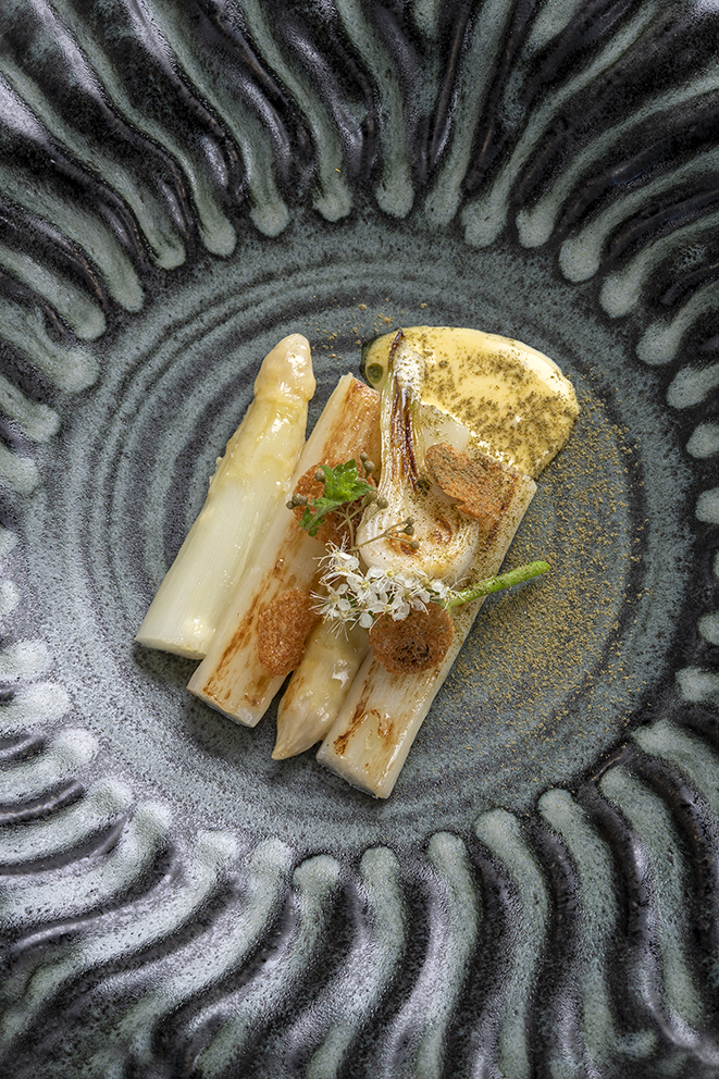 Asperge blanche, mélisse et sauce maltaise