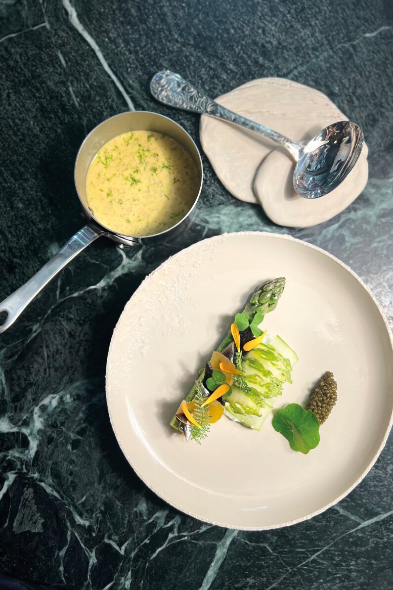 Asperge verte de roques-hautes, poutargue, stracciatella et citron noir d’iran
