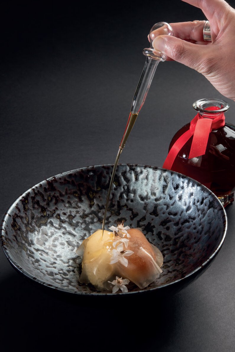Baba au miel de coriandre, glace à l’huître, vinaigre de poire de carésy