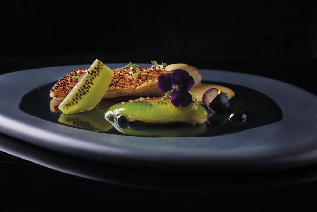 Bar de nos côtes en filet rôti à la moutarde, kiwi iodé