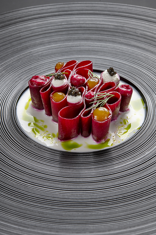Betterave du domaine de bagatelle, crème de raifort, caviar des bassins du moulin de la cassadotte