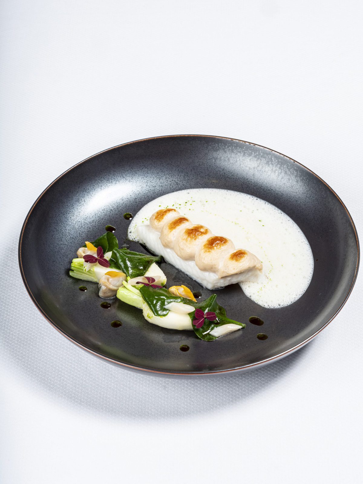 Blanc de sole soufflé,  ragoût de coquillages marinière