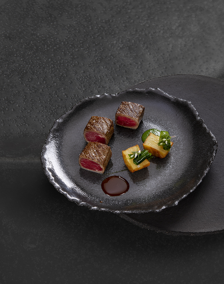 Pomme de terre agria croustillante, faux-filet de bœuf mariné au saté